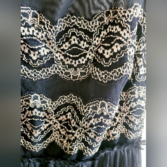 En creme black and gold mini unique dress. Size S - Picture 10 of 15